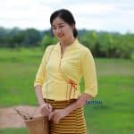 7002 เสื้อพื้นเมืองหญิง กุ้นป้ายผูกข้าง สีเหลือง