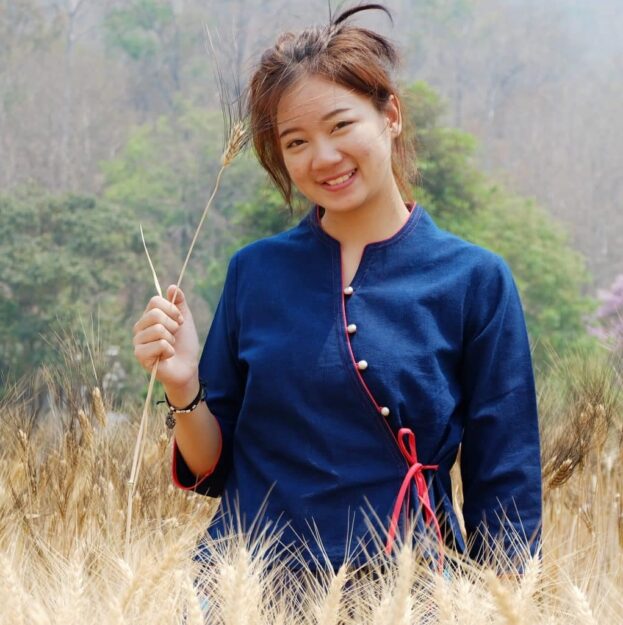 23001 เสื้อม่อฮ่อมผู้หญิง ทรงเข้ารูป ป้ายผูกข้าง ขอบสีแดง