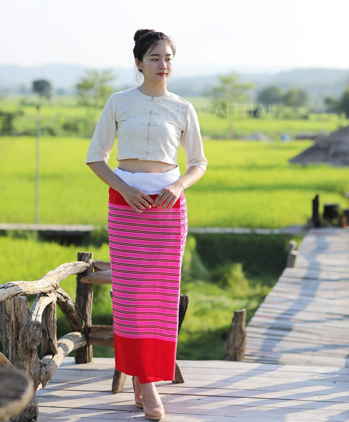ชุดกาสะลอง PHAFAITHAI ผ้าถุงกาสะลอง ชมพู-แดง - Image 2