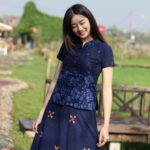 21003 เสื้อม่อฮ่อมผู้หญิง พิมพ์ลายทรงเข้ารูป กระดุมจีน ลายดอกซากุระ