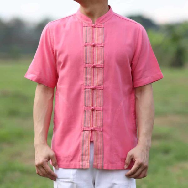 เสื้อผ้าฝ้ายผู้ชาย เนื้อดี คอจีนกระดุมจีน แขนสั้น สีโอรส ปรุงและปรับแต่งสีด้วยสูตรเฉพาะของภูมิปัญญาท้องถิ่น ให้สีสวย มีเอกลักษณ์เฉพาะตัว
