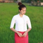 50305 เสื้อผ้าฝ้ายพื้นเมืองผู้หญิง เนื้อชินมัยอัดกาว "วิสาระดี" สีขาว