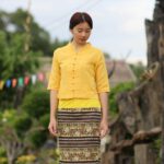 50421 เสื้อผ้าฝ้ายทอมือ "พลอยนับพัน" คอปีนกระดุมเฉียง สีเหลือง - Image 3