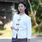 80004 เสื้อผ้าฝ้ายพื้นเมือง ผู้หญิง แต่งแผ่นปักชาวเขา สีขาว