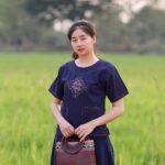 23007 เสื้อผ้าฝ้ายพื้นเมืองผู้หญิง แต่งแผ่นปักมือชาวเขา สีกรม