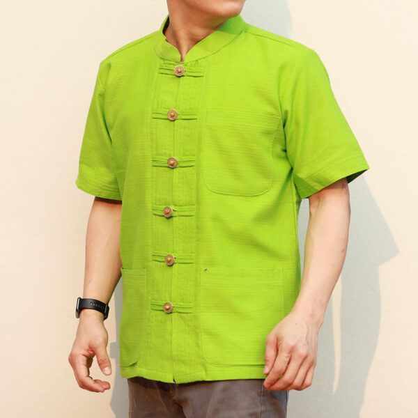 41002 เสื้อผ้าฝ้ายชายสีเขียว เนื้อผ้าชินมัย ตองชัย กระดุมเหรียญ แขนสั้น